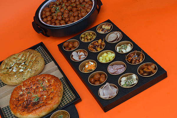 HAPJES BUFFET #4 √ ECHT HEEL MOOI √ hapjes √ warme hapjes √ tomaten en knoflook brood √ incl warmhoud pannen √ presenteer bladen √ in belgie bezorgd - Afbeelding 4