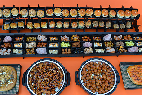 HAPJES BUFFET #3 √ 1 METER 80 CM LANG √ hapjes √ warme hapjes √ mini broodjes √ burgers √ tomaten en knoflook brood √ in belgie bezorgd - Afbeelding 6