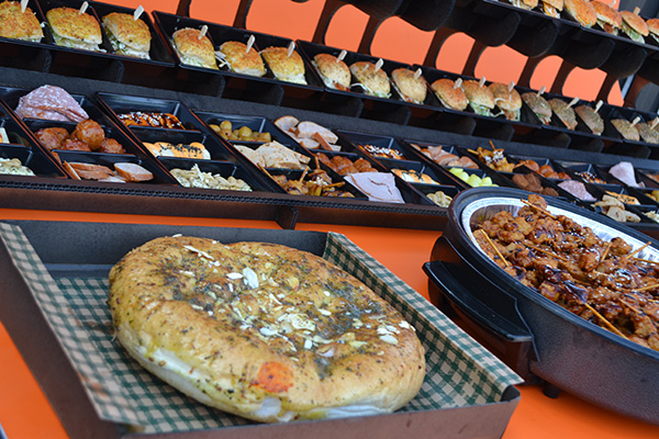 HAPJES BUFFET #3 √ 1 METER 80 CM LANG √ hapjes √ warme hapjes √ mini broodjes √ burgers √ tomaten en knoflook brood √ in belgie bezorgd - Afbeelding 4