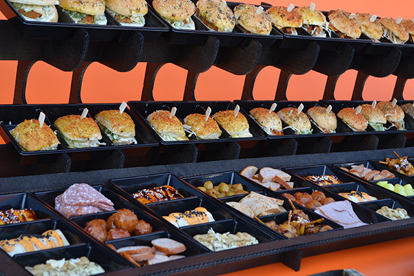 HAPJES BUFFET #3 √ 1 METER 80 CM LANG √ hapjes √ warme hapjes √ mini broodjes √ burgers √ tomaten en knoflook brood √ in belgie bezorgd - Afbeelding 5