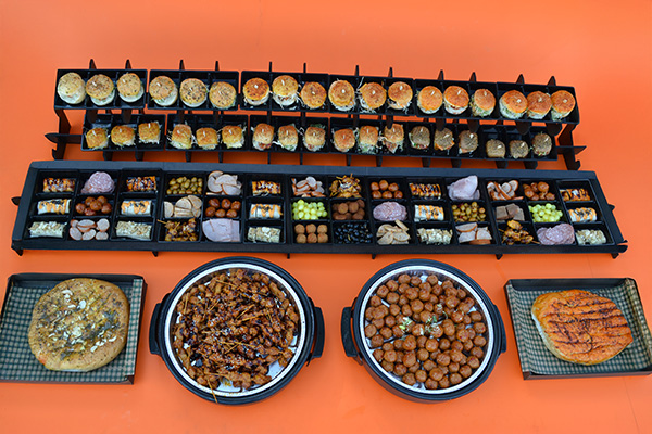 HAPJES BUFFET #3 √ 1 METER 80 CM LANG √ hapjes √ warme hapjes √ mini broodjes √ burgers √ tomaten en knoflook brood √ in belgie bezorgd