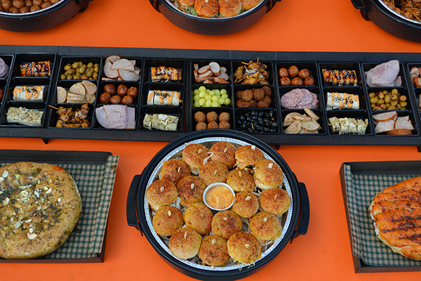 Hapjes buffet #6 √ incl 4 warme hapjespannen,√ veel burgers en √hapjes √ incl plateau's √ in belgie bezorgd - Afbeelding 2