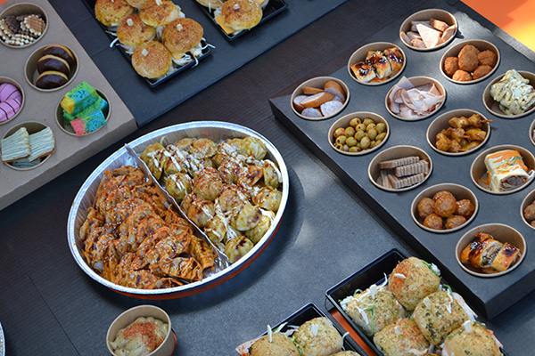 HAPJES BUFFET #17 ZEER VEEL, ZEER GROOT , √ hapjes √ warme hapjes √ hamburgertjes √ cheeseburgertjes √ desserts √ sandwiches √ incl opwarmpannen v incl plateau , GENOMINEERD BESTE ONLINE PRODUCT FOOD - Afbeelding 9