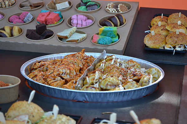 HAPJES BUFFET #17 ZEER VEEL, ZEER GROOT , √ hapjes √ warme hapjes √ hamburgertjes √ cheeseburgertjes √ desserts √ sandwiches √ incl opwarmpannen v incl plateau , GENOMINEERD BESTE ONLINE PRODUCT FOOD - Afbeelding 8