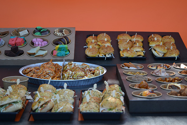 HAPJES BUFFET #17 ZEER VEEL, ZEER GROOT , √ hapjes √ warme hapjes √ hamburgertjes √ cheeseburgertjes √ desserts √ sandwiches √ incl opwarmpannen v incl plateau , GENOMINEERD BESTE ONLINE PRODUCT FOOD - Afbeelding 6