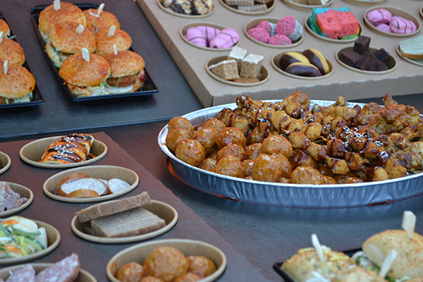 HAPJES BUFFET #17 ZEER VEEL, ZEER GROOT , √ hapjes √ warme hapjes √ hamburgertjes √ cheeseburgertjes √ desserts √ sandwiches √ incl opwarmpannen v incl plateau , GENOMINEERD BESTE ONLINE PRODUCT FOOD - Afbeelding 5