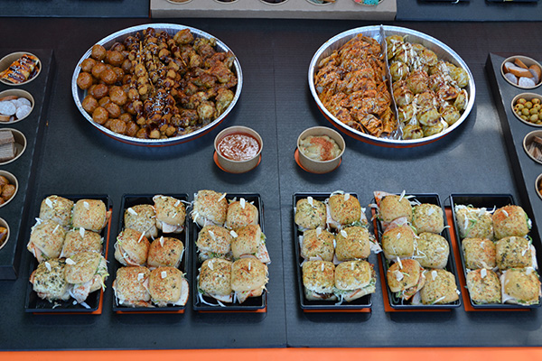 HAPJES BUFFET #17 ZEER VEEL, ZEER GROOT , √ hapjes √ warme hapjes √ hamburgertjes √ cheeseburgertjes √ desserts √ sandwiches √ incl opwarmpannen v incl plateau , GENOMINEERD BESTE ONLINE PRODUCT FOOD - Afbeelding 4