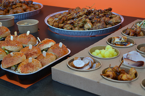 Hapjes buffet #16 √ hapjes √ warme hapjes √ hamburgertjes √ cheeseburgertjes √ incl plateau en opwarmpannen √ in belgie bezorgd - Afbeelding 4