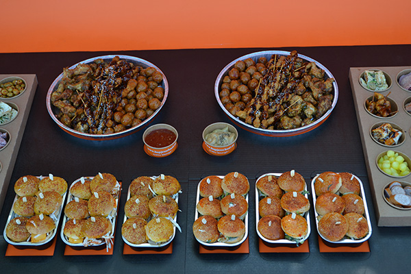 Hapjes buffet #16 √ hapjes √ warme hapjes √ hamburgertjes √ cheeseburgertjes √ incl plateau en opwarmpannen √ in belgie bezorgd - Afbeelding 5