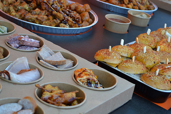 Hapjes buffet #16 √ hapjes √ warme hapjes √ hamburgertjes √ cheeseburgertjes √ incl plateau en opwarmpannen √ in belgie bezorgd - Afbeelding 3