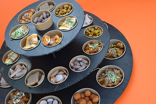 'Hapjes buffet #7 √ 1m 80cm lang√ warme hapjes √ koude hapjes.√ burgers√ incl etagere , plateau en opwarmpannen √ in belgie bezorgd - Afbeelding 5