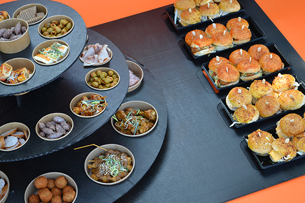 'Hapjes buffet #7 √ 1m 80cm lang√ warme hapjes √ koude hapjes.√ burgers√ incl etagere , plateau en opwarmpannen √ in belgie bezorgd - Afbeelding 3