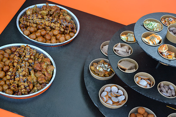 'Hapjes buffet #7 √ 1m 80cm lang√ warme hapjes √ koude hapjes.√ burgers√ incl etagere , plateau en opwarmpannen √ in belgie bezorgd - Afbeelding 2