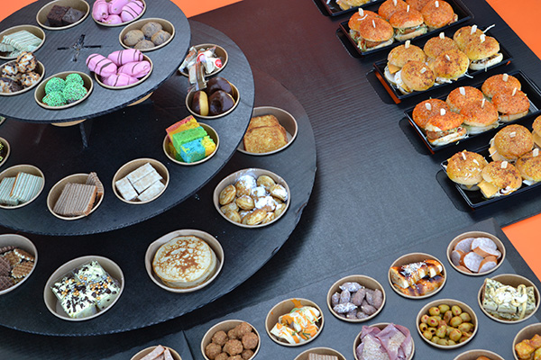 Hapjes buffet #8 √ 1m 80cm lang√ hapjes√ burgers √ dessertower √ warme hapjes! INCL OPWARMPANNEN √ in belgie bezorgd - Afbeelding 9