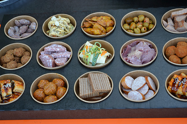 Hapjes buffet #8 √ 1m 80cm lang√ hapjes√ burgers √ dessertower √ warme hapjes! INCL OPWARMPANNEN √ in belgie bezorgd - Afbeelding 6