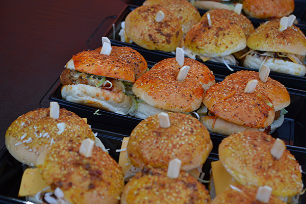 Hapjes buffet #8 √ 1m 80cm lang√ hapjes√ burgers √ dessertower √ warme hapjes! INCL OPWARMPANNEN √ in belgie bezorgd - Afbeelding 3