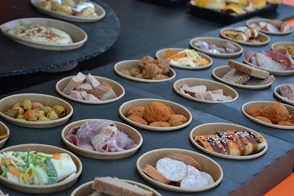 Hapjes buffet #8 √ 1m 80cm lang√ hapjes√ burgers √ dessertower √ warme hapjes! INCL OPWARMPANNEN √ in belgie bezorgd - Afbeelding 2