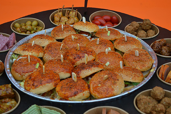 BORRELSCHAAL INCL 18 HAMBURGERS √ grote schaal 60CM √ hapjes √ hamburgertjes √ in belgie bezorgd - Afbeelding 2