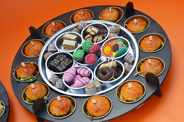 2 BORRELSCHALEN HAPJES EN DESSERTS EN BURGERS √ grote schalen 60 CM √ hapjes √ warme hapjes √ desserts √ burgers √ in belgie bezorgd - Afbeelding 6