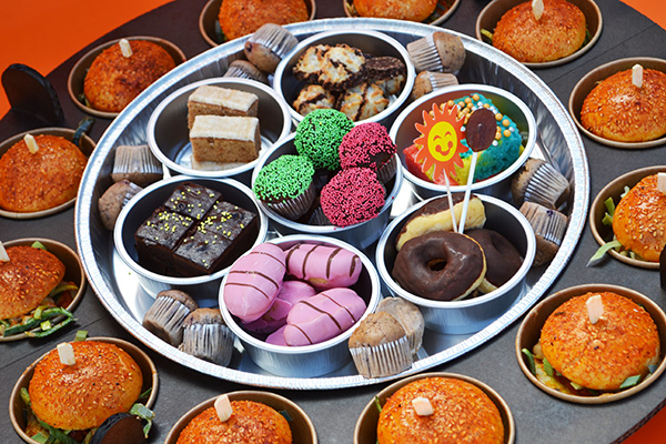 2 BORRELSCHALEN HAPJES EN DESSERTS EN BURGERS √ grote schalen 60 CM √ hapjes √ warme hapjes √ desserts √ burgers √ in belgie bezorgd - Afbeelding 2