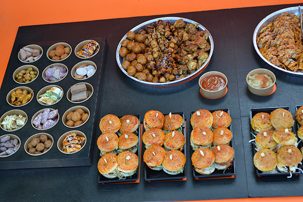 Hapjes buffet #9 √1m80cm lang √ Burgers √ Hapjes √ warme hapjes √ INCL OPWARMPANNEN √ in belgie bezorgd - Afbeelding 8