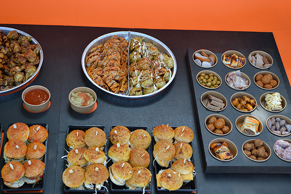 Hapjes buffet #9 √1m80cm lang √ Burgers √ Hapjes √ warme hapjes √ INCL OPWARMPANNEN √ in belgie bezorgd - Afbeelding 7