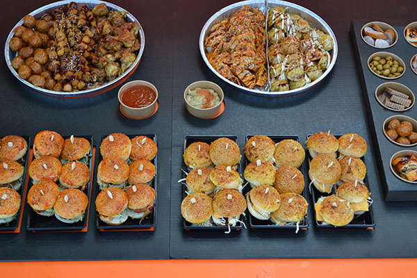 Hapjes buffet #9 √1m80cm lang √ Burgers √ Hapjes √ warme hapjes √ INCL OPWARMPANNEN √ in belgie bezorgd - Afbeelding 6