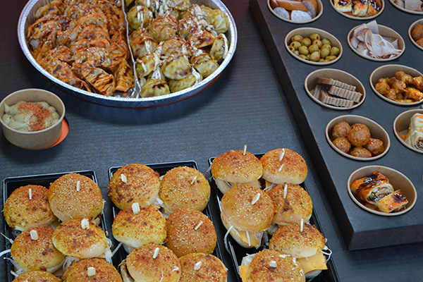 Hapjes buffet #9 √1m80cm lang √ Burgers √ Hapjes √ warme hapjes √ INCL OPWARMPANNEN √ in belgie bezorgd - Afbeelding 4